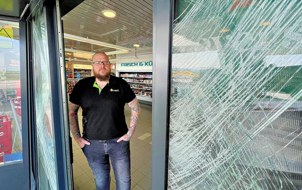 Einen spektakulären Einbruch hat es in der Tankstelle in Peißen gegeben. Tankstellenwart Pascal Bock zeigt den Schaden.