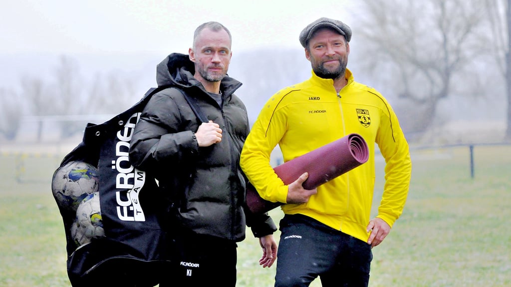 Ungewöhnliches Trainer-Duo für Burgscheidungens Mini-Kicker: Ex-HFCer Kevin Ihle (l.) und Yoga-Lehrer Marcus Heilmann.