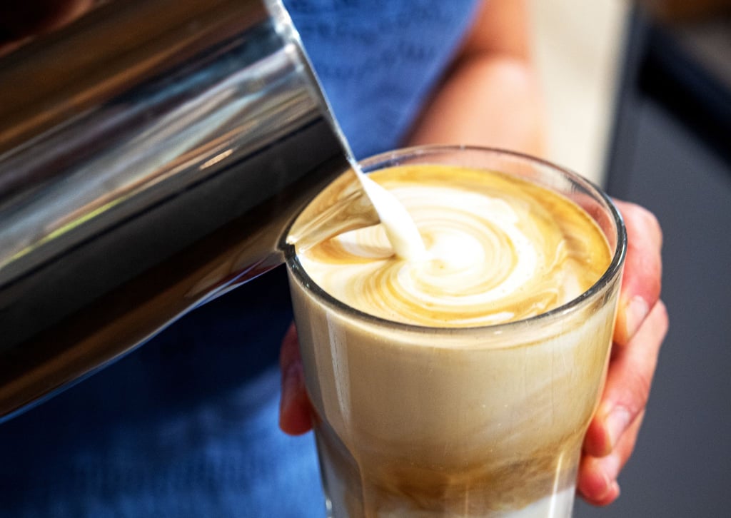 Gleicher Süßungseffekt: Wer seinen Kaffee für gewöhnlich mit Zucker trinkt, kann auch laktosefreie Milch statt Kuhmilch nehmen.