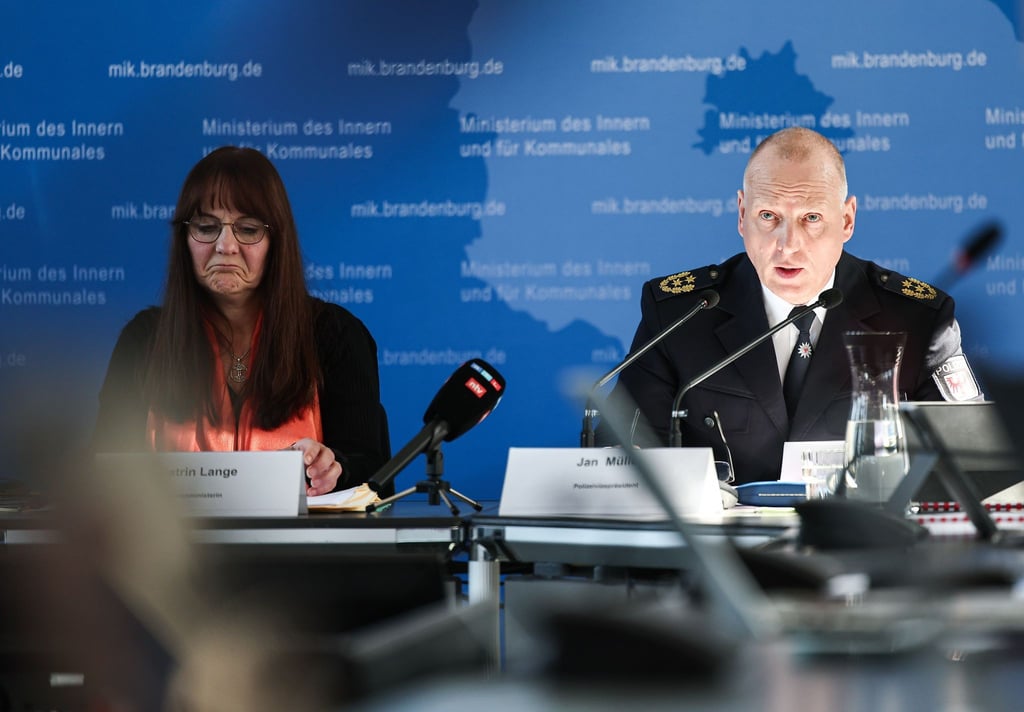 Brandenburgs Innenministerin Katrin Lange (SPD) und Polizeivizepräsident Jan Müller stellen die Kriminalitätsstatistik 2024 vor.