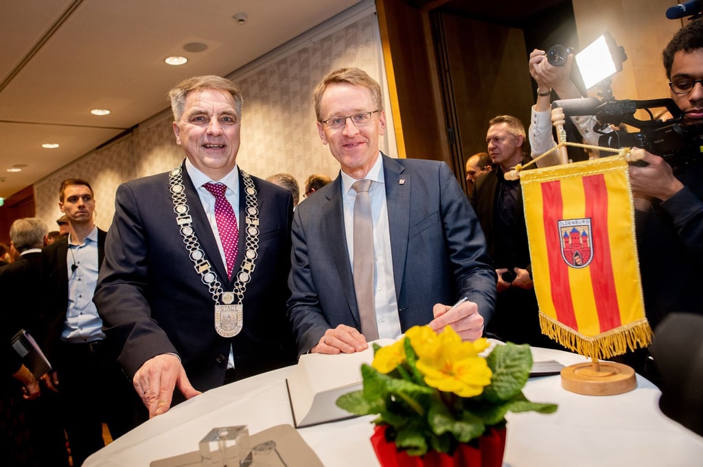 Neuer Grünkohlkönig: Daniel Günther (CDU, rechts)
