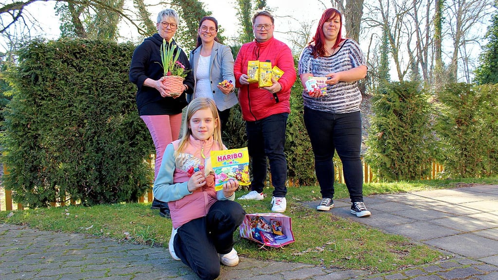 An das Kinder- und Jugendheim "Waldstraße" wurden 700 Euro und eine Tüte voller Süßigkeiten von Nancy König (2. v. l.), ihrer Tochter Frida und André Wiklinski übergeben. Teamleiterin Josephin Möllmann (r.) und Einrichtungsleiterin Doreen Krause freuen sich über die Spende.