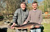 Die Brüder Johannes (l.) und Lucas Schmidt sind nicht nur die nächste Generation der Forellenanlage Mücheln. Sie führen auch in der Sommersaison die Fisch-Gaststätte „Forelle“ an der Marina Mücheln. 