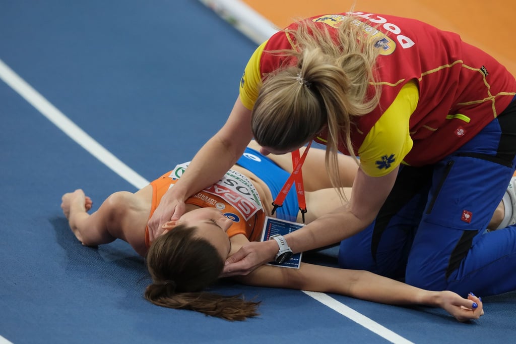Die Niederländerin Maureen Koster hat nach ihrem schweren Sturz im 3.000-Meter-Finale bei der Hallen-EM Entwarnung gegeben.