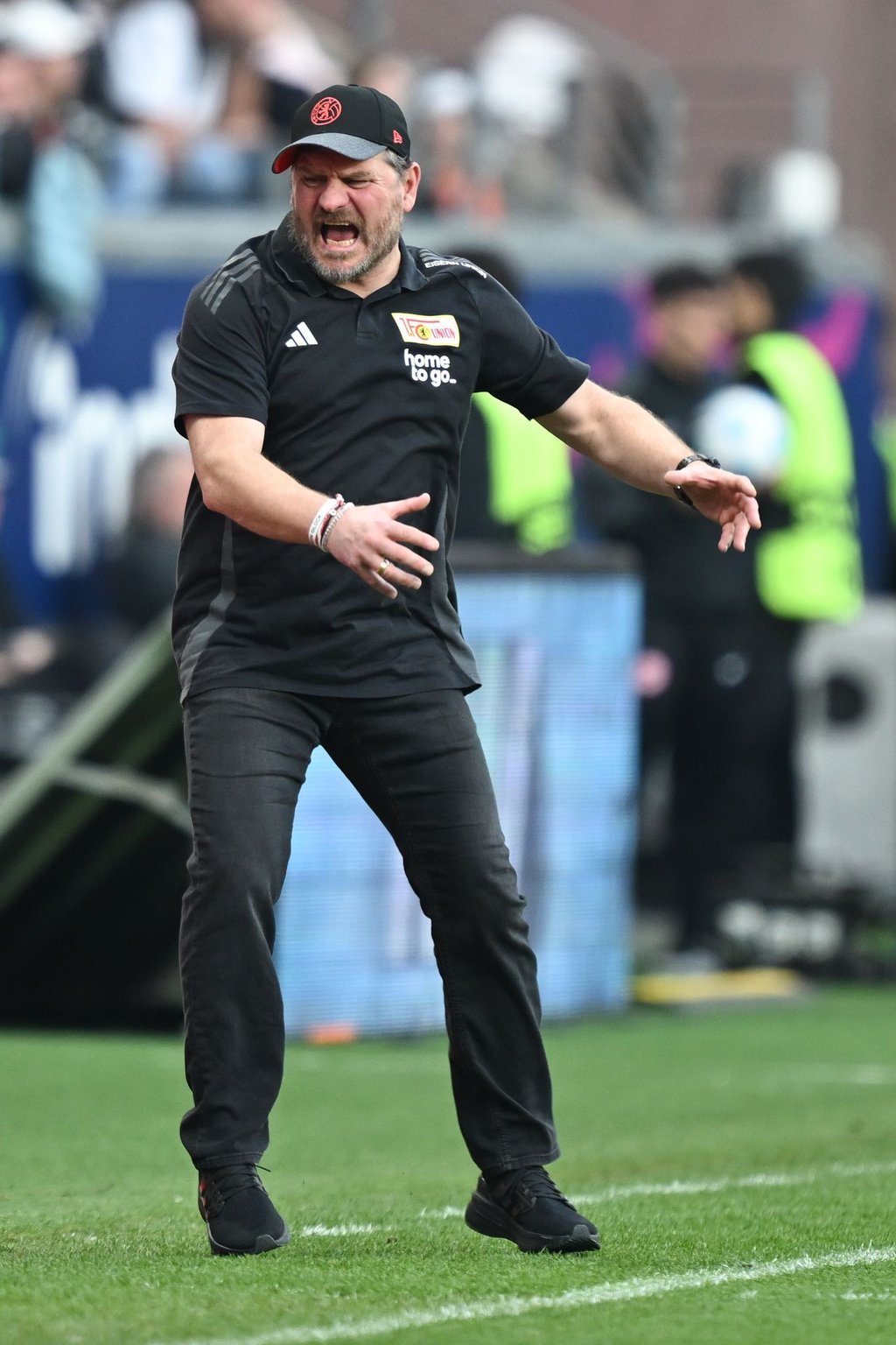 Union Berlins Trainer Steffen Baumgart sah im Spiel bei Eintracht Frankfurt zum vierten Mal in dieser Saison die Gelbe Karte und ist in der Heimpartie gegen Bayern München gesperrt.