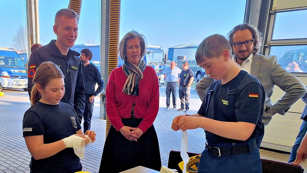 Die THW-Jugend unter Leitung von Jordan Lee Eck (l.) zeigt Innenministerin Tamara Zieschang und Merseburgs Oberbürgermeister Sebastian Müller-Bahr, dass die Erste Hilfe in der Jugendarbeit nicht zu kurz kommt.