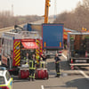 Der Fahrer eines Baufahrzeugs wurde bei dem Unfall auf der A36 schwer verletzt.