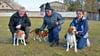 Uwe Schlifke aus Magdeburg mit Rosi (v.l.), Heinz Steinke aus Burg mit Timmy und Andrea Schneidewindt aus Burg mit Buddy auf dem Spielwiese. 