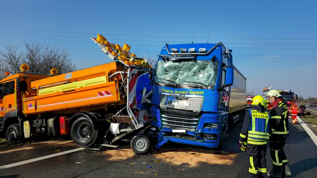 Auf der Autobahn 36 bei Ilsenburg ist ein Lkw mit einem Schilderwagen kollidiert.