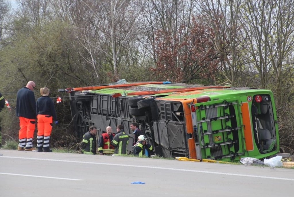 2024 verunglückte bei Wiedemar ein Reisebus. Auch hier überstieg die Zahl der Opfer die Kapazitäten der örtlichen Rettungskräfte.