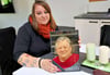 Anke Gehlmann aus Blankenheim mit einem Bild ihrer verstorbenen Mutter
