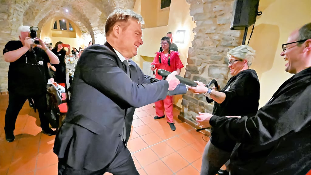Ein bisschen kämpfen muss OB Steffen Amme schon, um im Ratskeller seinen Rathausschlüssel zurückzubekommen.