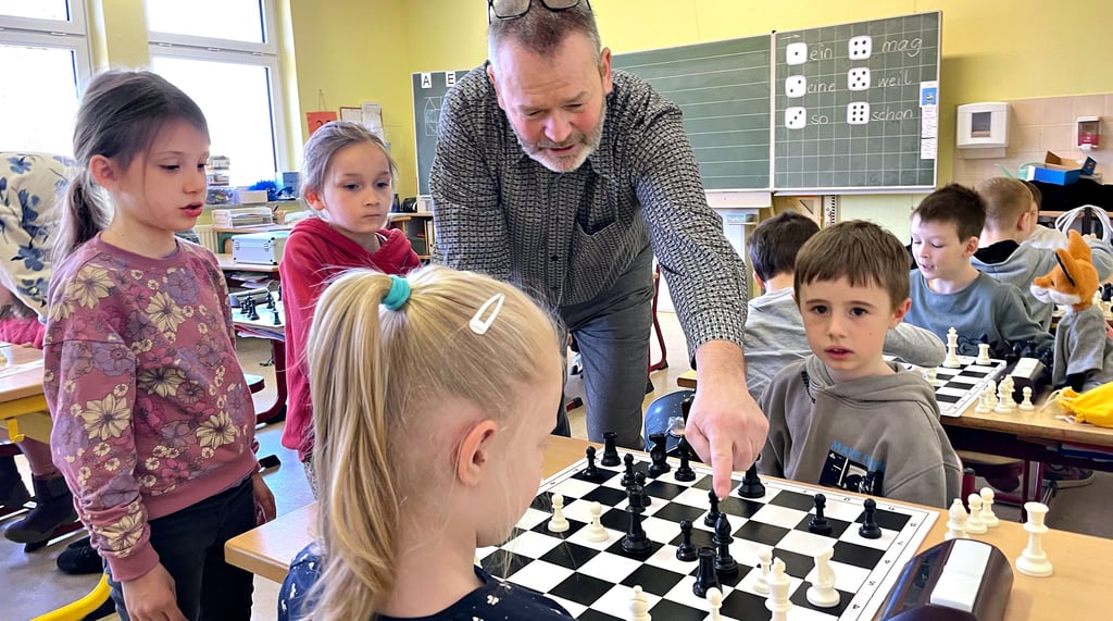 Schachlehrer Matthias Mattke erklärt den Erstklässlern der Siedlungsgrundschule Bad Dürrenberg einen Spielzug.
