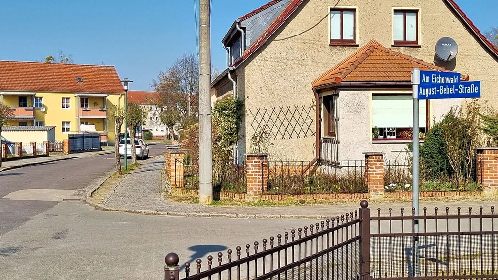 Im Zuge der Erneuerung der Versorgungsleitungen durch die Stadtwerke hat die Stadt Havelberg Straßenbauarbeiten in der August-Bebel-Straße und Am Eichenwald vorgesehen.