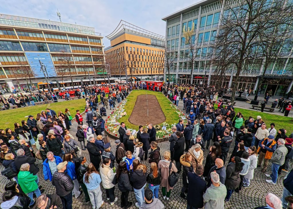 Rund 1.500 Menschen kamen zum interreligiösen Gebet in Mannheim, um der Opfer der Todesfahrt vor einer Woche zu gedenken.