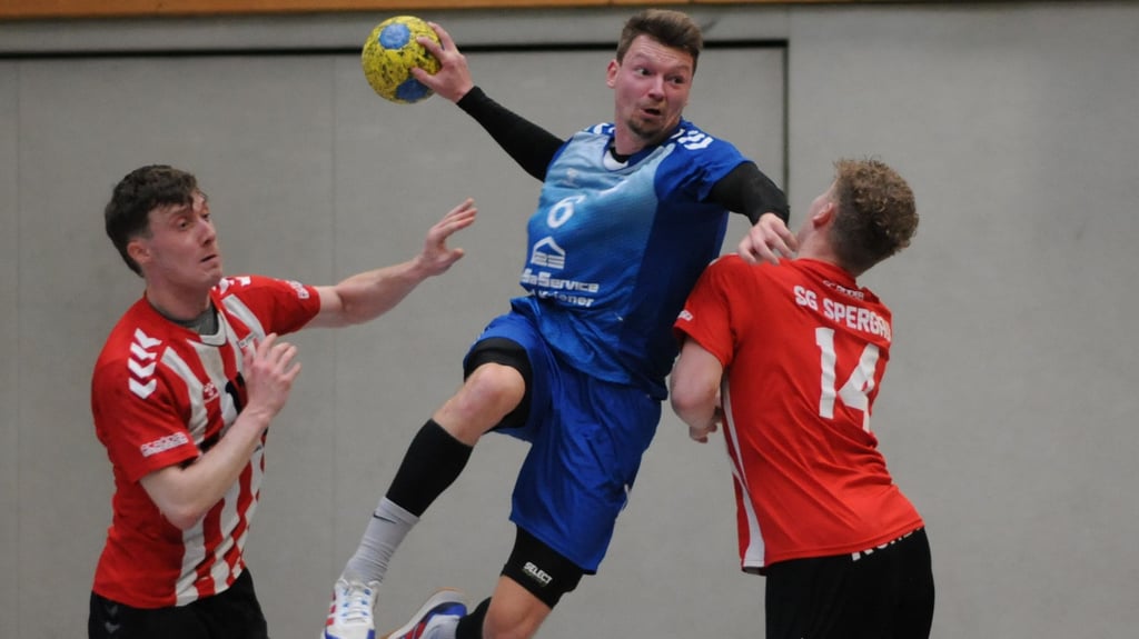 Lucas Marschall (Mitte) steuerte vier Tore zum Calbenser Heimsieg im Topspiel gegen Tabellennachbar SG Spergau bei.