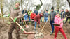 Naturgärtner Christian Feißel (l.) leitet das Projekt in Etingen. Neben einem Naschgarten, Gemüsebeeten und einem gemeinsamen Aufenthaltsbereich werden eine Bienenbeute und ein Schaukomposthaufen integriert.