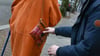 Einer Seniorin wurde in Aschersleben im Bereich des Walkmühlenbades die Handtaschendiebstahl entrissen.