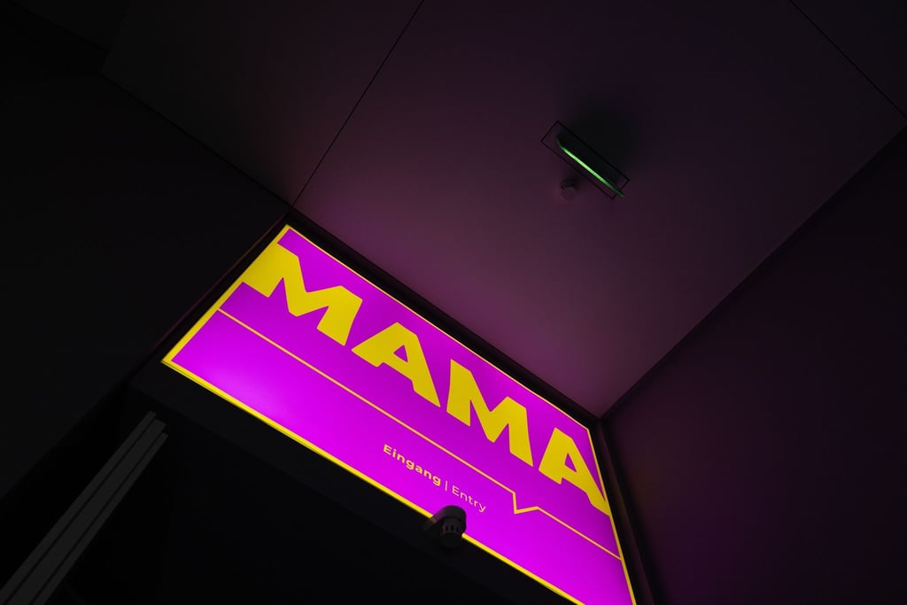 Die Ausstellung „Mama. Von Maria bis Merkel“ im Düsseldorfer Kunstpalast zeigt mehr als 120 Kunstwerke und Alltagsobjekte mit Bezug zur Mutterschaft vom 14. Jahrhundert bis heute.
