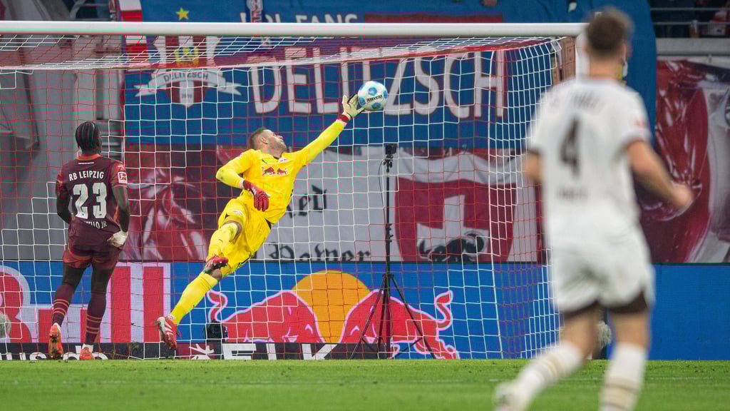 Peter Gulacsi mit einer Parade im Spiel gegen den FC St. Pauli.