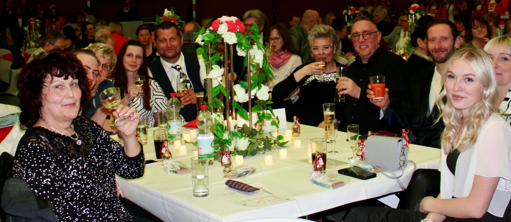 Spendengala der Neudorfer Narren am 8. März 2025 in der Mehrzweckhalle in Großörner. Susann Albrecht und die Mitglieder des Eisleber Dartverein „Wickelschlacken“ gehörten zu den Gästen.