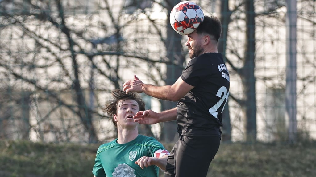 Reine Kopfsache: Der Meisterschaftszweikampf zwischen Roter Stern Sudenburg (r., Johannes Riedel) und Arminia II (Jacob Schmitt).