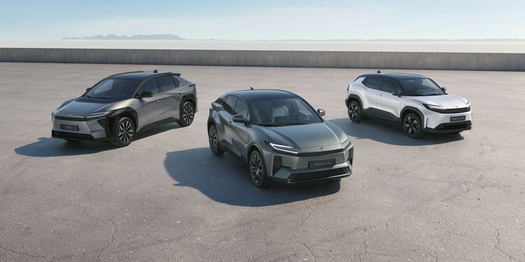 Elektrischer Aufschwung: Toyota kündigt für dieses Jahr gleich zwei neue und ein überarbeitetes E-Modell an - den bZ4X, den C-HR+ und den Urban Cruiser (v. l. n. r.).
