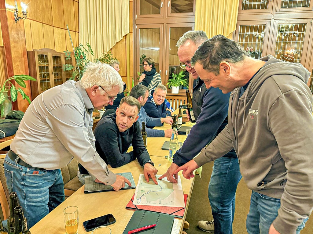 Gemeinsam mit Egelns Bürgermeister Reinhard Luckner (l.) schauten sich die Stadträte Tobias Liste (2.v.l.), Stephan Wald und Michael Meier (r.) nach der Ratssitzung auf der Karte die Standorte der Brücken im Stadtgebiet an.