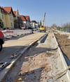 In der Albrechtstraße wird der Fußweg gepflastert. Aber in die falsche Richtung? 