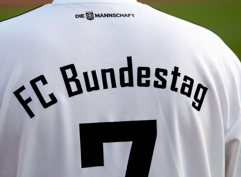 Der FC Bundestag muss einem Gerichtsurteil zufolge Abgeordneten aller im Bundestag vertretenen Parteien offen stehen.