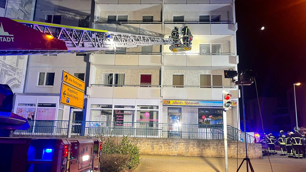 Die Feuerwehr setzte unter anderem eine Drehleiter ein, um in der Nacht zum Samstag (8. März) alle Personen aus dem völlig verrauchten Gebäude in Halberstadt zu retten.