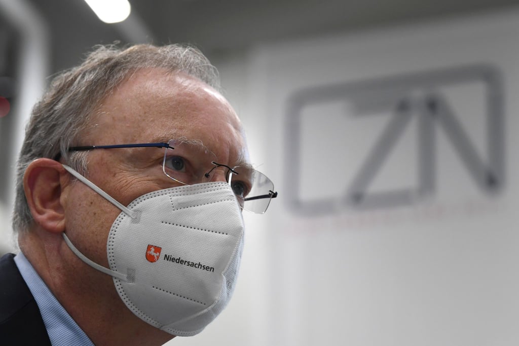 Ministerpräsident Stephan Weil im Logistikzentrum Niedersachsen, wo die Schutzmasken gelagert wurden. (Archivbild)