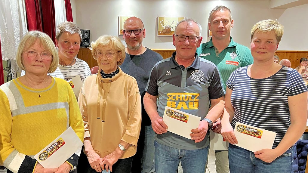 Zur Jahresversammlung des SV Preussen wurden vom Vorsitzenden Steffen Braunschweig (Mitte) Übungsleiter mit Gutscheinen geehrt. Nicht alle der Geehrten waren anwesend.
