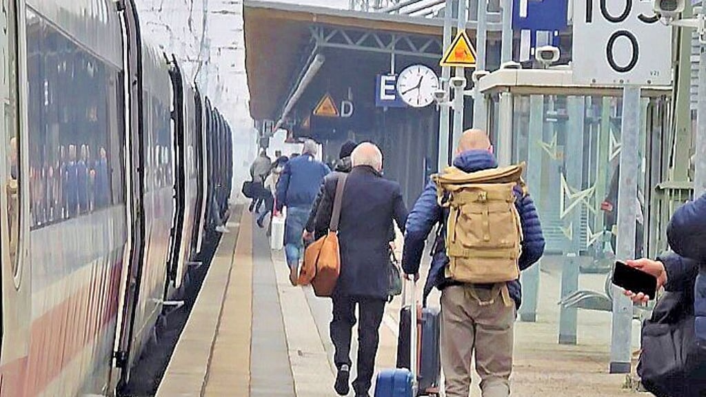Reisende mussten am Dienstag, 11. März, im Hauptbahnhof Stendal den ICE wegen einer Panne erst verlassen und sollten dann wieder einsteigen.