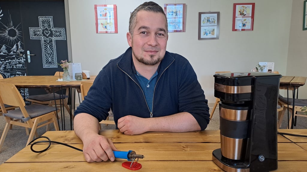 Friedemann Berendt von der Diakonie-Suchthilfe Harz begleitet das Projekt Repair-Café in Elbingerode. Mitgebracht werden können etwa solche Kaffeemaschinen, die dann repariert werden.