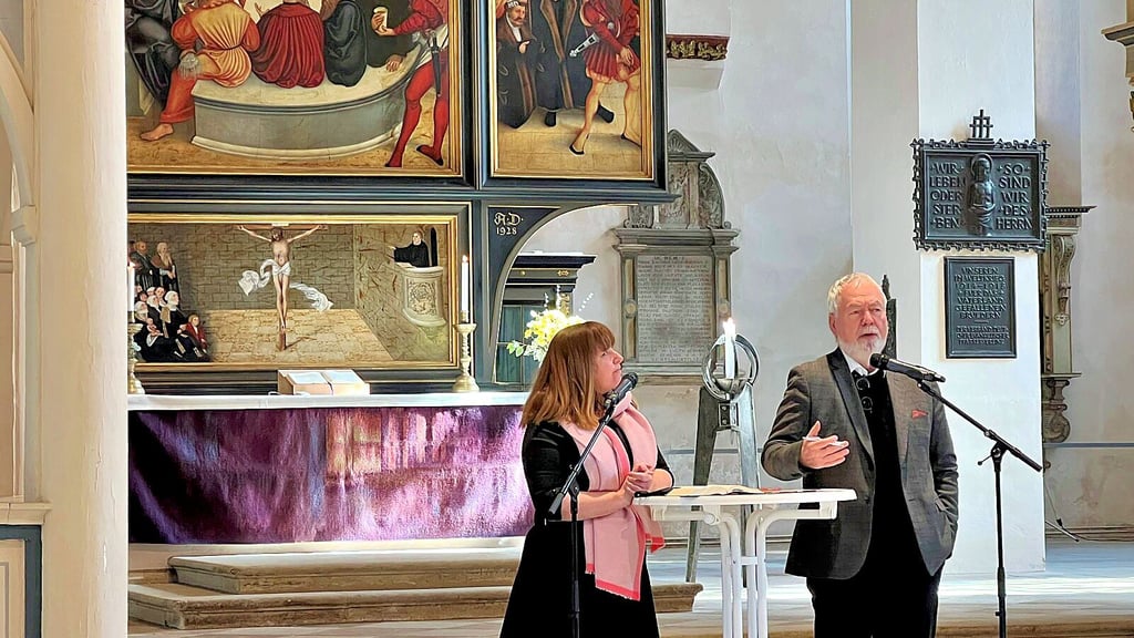 Nach der Kanzelrede spricht Markus Meckel mit den Zuhörern.