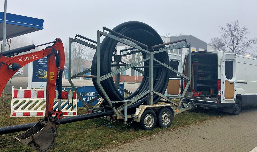 In dieser Woche haben die Anschlussarbeiten für eine neue Schnellladesäule an der Aral-Tankstelle in Genthin begonnen.