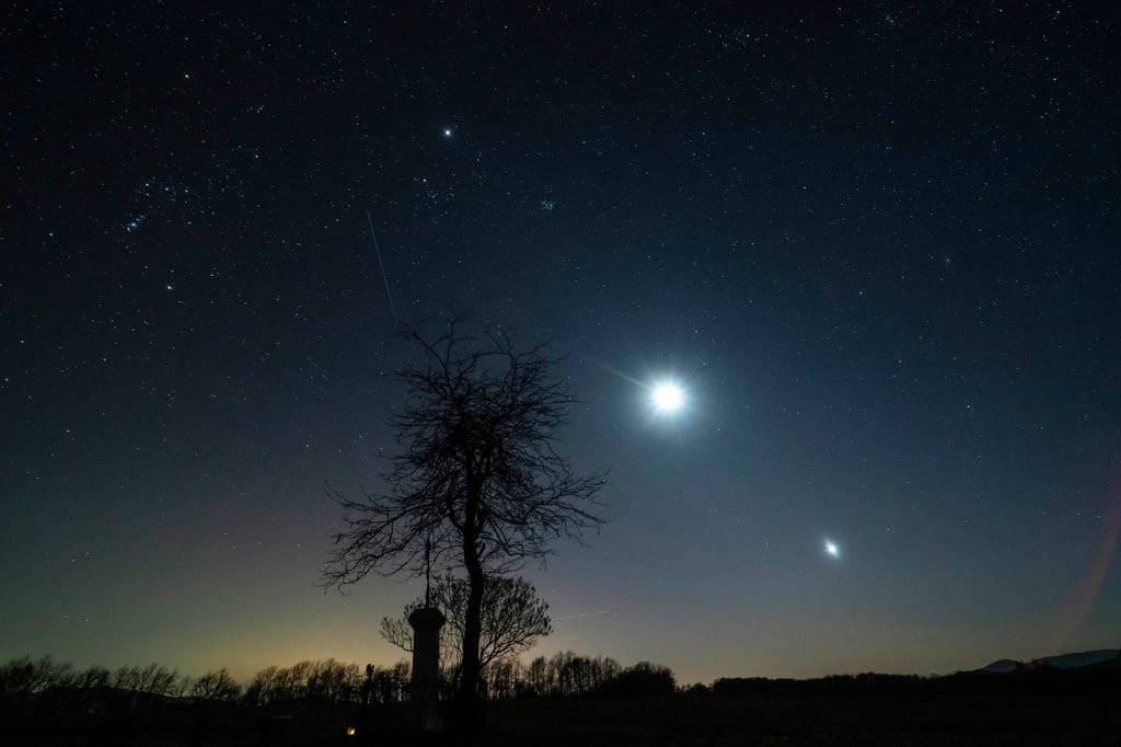So sah der Abendhimmel Anfang März aus: Links der Jupiter, in der Mitte der Mond und rechts die Venus. (Archivbild)