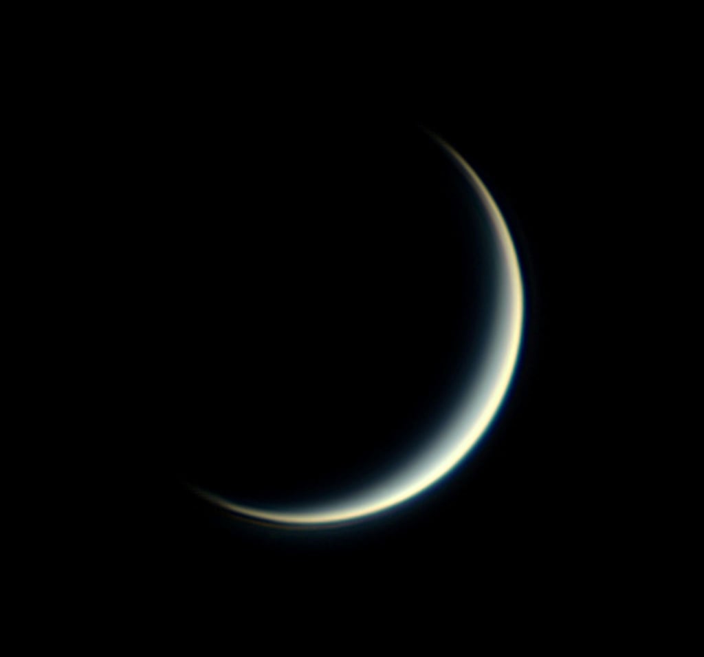 Nur noch eine schmale Sichel: Die Venus am Abendhimmel.