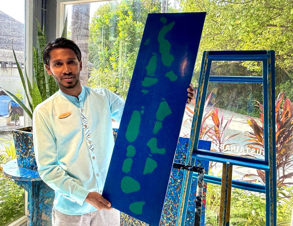 Fazir, ein Mitarbeiter des „Sustainability Lab“ im Resort Sirru Fen Fushi, zeigt eines der vielen Kunstwerke, die aus Plastikmüll hergestellt wurden.