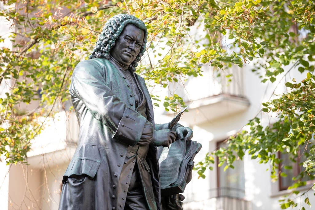 Ein Ständchen zum Geburtstag von Johann Sebastian Bach am 21. März am Denkmal des Komponisten in Eisenach gehört zu den Traditionen in der Geburtsstadt des weltberühmten Musikers. (Archivbild)