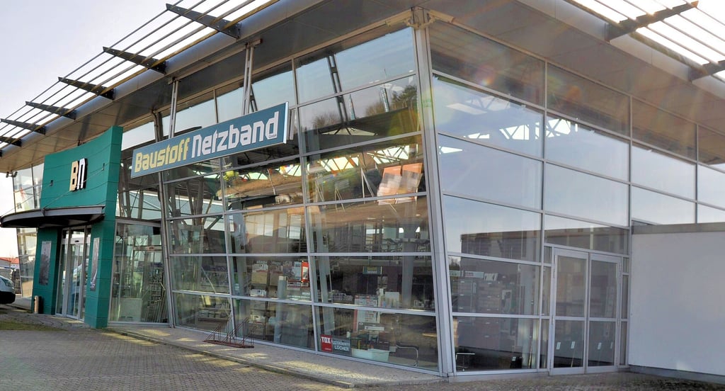 Glaspalast: Einst als Autohaus geplant, aber seit einem Jahrzehnt der Hautpstandort des Baustoffhandels Netzband.