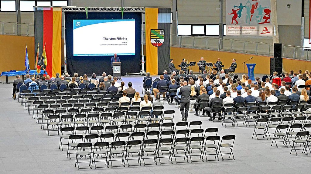 Viele leere Plätze gab es bei der jüngsten Ernennungs-Veranstaltung der Fachhochschule Polizei in Aschersleben. Doch die Bewerberzahlen seien laut FH relativ konstant.
