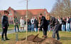 Hanna Mahrholdt (Mitte) und Julie Telge schnappten sich als Erste eine Schippe, um das vorbereitete Pflanzloch mit dem Ginkgo zu schließen. Auf dem Staßfurter Königsplatz haben Abiturienten beziehungsweise Fünftklässler des benachbarten Dr.-Frank-Gymnasiums mittlerweile mittlerweile insgesamt sieben Erinnerungs- und Willkommensbäume gepflanzt.