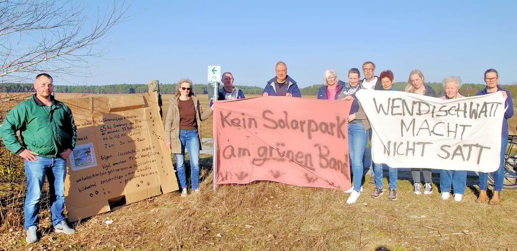 Mit Plakaten und großen Bannern protestieren die Wendischbromer gegen den geplanten Solarpark Wendischwatt, der sich auf 65 Hektar Fläche von der Straße nach Nettgau bis zum Grünen Band erstrecken soll.
