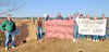 Mit Plakaten und großen Bannern protestieren die Wendischbromer gegen den geplanten Solarpark Wendischwatt, der sich auf 65 Hektar Fläche von der Straße nach Nettgau bis zum Grünen Band erstrecken soll.