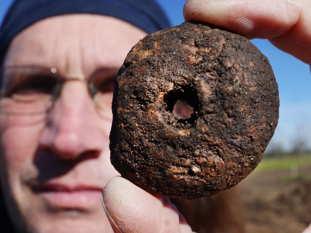 Archäologe Christian Lau begutachtet eine bronzezeitliche Handspindel. Sie zählt zu den Beigaben eines 3.000 Jahre alten Urnengrabs bei Raßnitz.