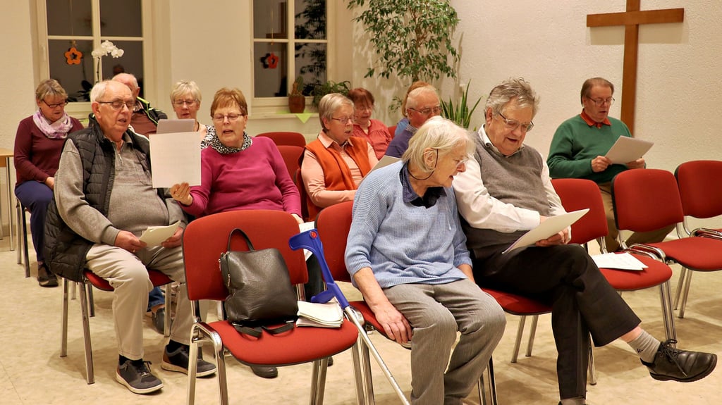 13 Sängerinnen und Sänger waren zum ersten offenen Singen in das Gemeindehaus Güsen gekommen.