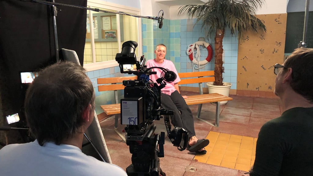 Dreharbeiten im Hallenbad in Quedlinburg: Das Filmteam führte ein Interview mit Schwimmolympiasiegerin Dagmar Hase für eine Doku-Reihe über Franziska van Almsick.