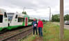 Durch Bornitz fahren zwar regelmäßig Züge, aber keiner hält mehr. Rüdiger Erben und Dieter Bloch (r.)  kämpfen für eine Bahnstation.  